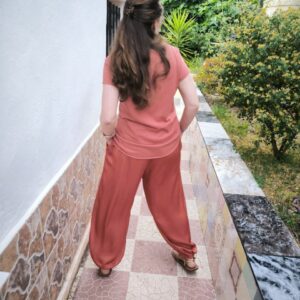 Pantalón bombacho de color teja